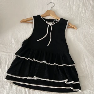 Ruffles top - Black and white super cute