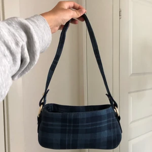 Väska  - Fin väska i rutigt ”jeans” tyg🥰