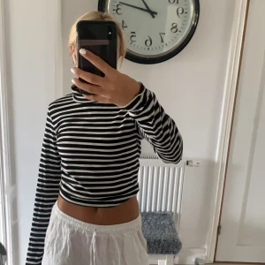 Randig topp, dr denim  - Svart vit randig topp. Mycket sparsam andvänd. Skriv för fler bilder💓💓 Xs men passar min som ofta bär s i toppar