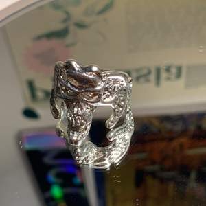 Skitsnygg silver ring formad som en döskalle! Säljer då den är för stor:(