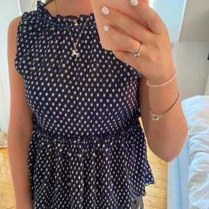 Prickig zara topp - Gullig kortärmad blus från zara som verkligen både passar till vardags men också till lite festligare tillfällen. Så söt knytning i nacken också.