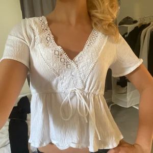 Topp! - Säljer denna så söta topp ifrån pull and bear! Stl xs men passar som en xs/s. Kan frakta eller mötas upp i Stockholm! ❤️
