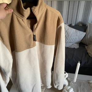 Fleecetröja  - En snygg och mysig fleecetröja, köpt på lager 157! Passar både tjejer och killar, strl M!  Frakt - 79kr