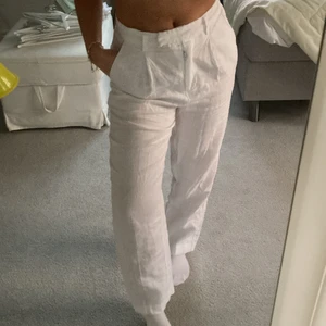 Vitalinnenyxor - Vita kostymbyxor från NA-KD. Använd 1-2 gånger alltså i nyskick. Storlek 36. Nypris 649kr. Mitt pris 499kr💕