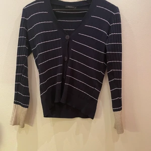 Trendyol kofta blå - Blå kofta köpt ny för ungefär ett år sedan men fortfarande i ett fint skick och mått på 38 x 56 cm 💗 Vid eventuella funderingar eller för fler bilder hör gärna av dig till mig ❤️☺️