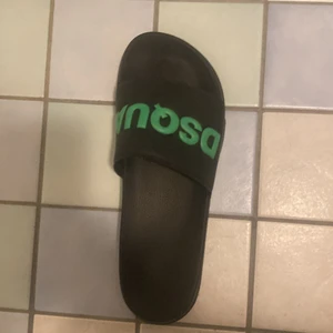 äkta Dsquared2 tofflor strl39 - Det är ett par äkta dsquared2 tofflor inte använda så mycket och köpta på nk de är i storlek 39 säljer de pågrund av att de är för små