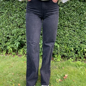 Svarta jeans från Zara - Säljer dessa jeansen då de tyvärr blivit för små. Jättebra skick och långa!!