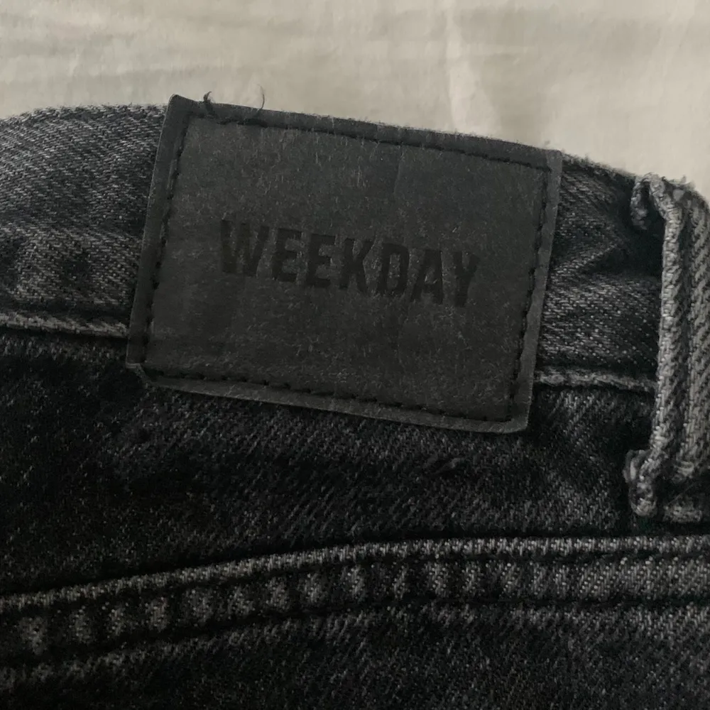 trendiga lågmidjade jeans från weekday som inte kommer till användning🤍 passformen är straight leg. kan frakta men då står köparen för frakten. . Jeans & Byxor.