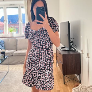 Blommig klänning 🤍 - Jättefin blommig klänning ifrån Zara, köpt förra sommaren men inte fått användning för den alls så i nyskick! 