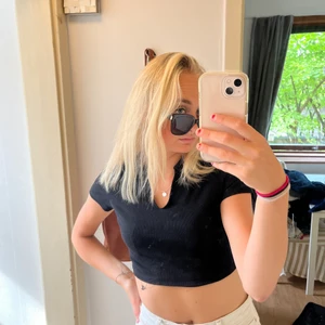 Croptop med krage - Köpt från shein 60 kr. Säljer för den inte kommer till användning längre. Jättefin fest topp då man visar lite mage.