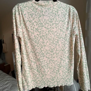 Lindex topp - Långärmad t-shirt med grönt och ljusbeiget mönster. Tunnt och luftigt material! 💙 Använda ca 2-3 gånger. 