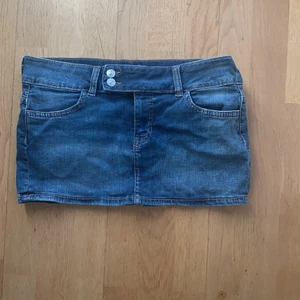 Från H&M storlek- M - Jättefin mini kjol! Den är väldigt liten i storleken. Tog M även om jag igentligen brukar passa i storlek s. Den är lågmidjad.💗