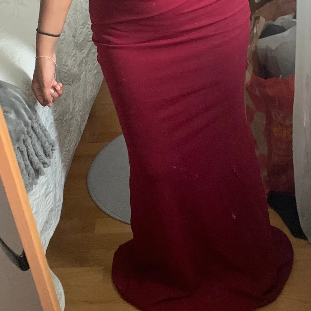 Har haft klänningen en gång på min bal för några år sedan. En otroligt fin lång klänning.. Klänningar.