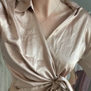 Rosa Blus  - Super fin brons/gammelrosa blus med knyte. Aldrig använd endast testad 💕 Säljs till högst budande 💛