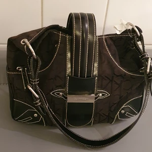 Åkta Calvin klein väska  - Säljer min åkta Calvin klein väska, som är I mycket bra skick och passar till allt. Väskan är stor än banquet väsk och har några plats Baker.säljer den eftersom den kommer inte till änvädningg