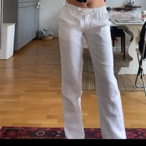 Linnebyxor Designbysi - Säljer mina super fina lågmidjade linnebyxor från Designbysi som inte går att få tag på längre! Säljer då de inte längre kommer till användning. Använda några enstaka gånger, så är som nya. Köparen står för frakt💓