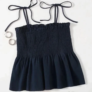 Marinblå volang tröja  - Hej! En marinblå volang tröja från shein, använt den fåtal gånger! Sitter toppen🤩 lägger en budgivning om många är intresserade 