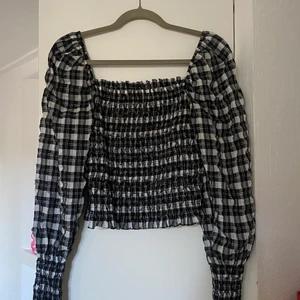 H&M topp - Sååå gullig (rutig) topp från H&M!!!🖤  Använd fåtal gånger🖤  Storlek S men passar garanterat en M också!