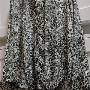 H&M blus mönster M-L - Loose fit långärmad blus med knytband i halsen och snyggt mönster. Bara använd någon enstaka gång pga. för liten. Hel och ren. 
