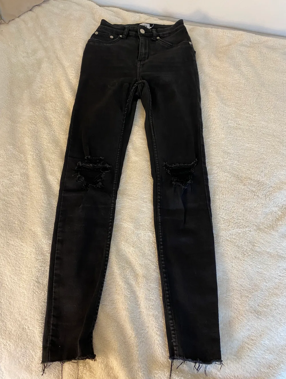 Skit snygga svarta högmidjade jeans från Lager157, slitna vid knäna och lite nere vid fötterna(i modell ). Dom är i jätte bra skick.💕. Jeans & Byxor.
