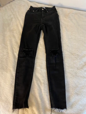 Skit snygga svarta högmidjade jeans från Lager157 - Skit snygga svarta högmidjade jeans från Lager157, slitna vid knäna och lite nere vid fötterna(i modell ). Dom är i jätte bra skick.💕