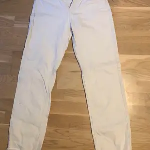Säljer dessa avklippta vita jeans från Zara dem är is Torkel 32 och passar mig som är ungefär 160