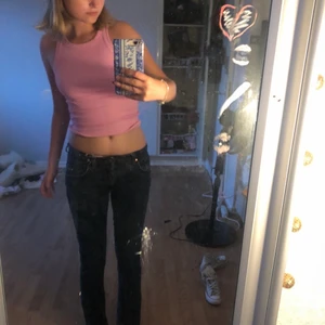 Lågmidjade jeans  - Jätte fina lågmidjade jeans som är köpta för 250kr och säljer nu för 130kr. Dom sitter för stora på mig men det är min kompis som testar byxorna. Skriv till mig om ni har frågor💕