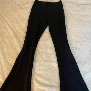 Jätte snygga svarta utsvängda byxor från Cubus - Ett jätte fint par svarta utsvängda byxor från Cubus i jätte bra skick, storlek 152.💕