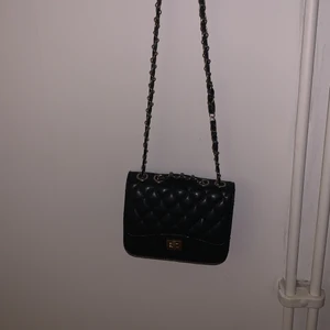 Väska från glitter  - Köptes för några år sedan men ser helt ny ut! Guld detaljer!i