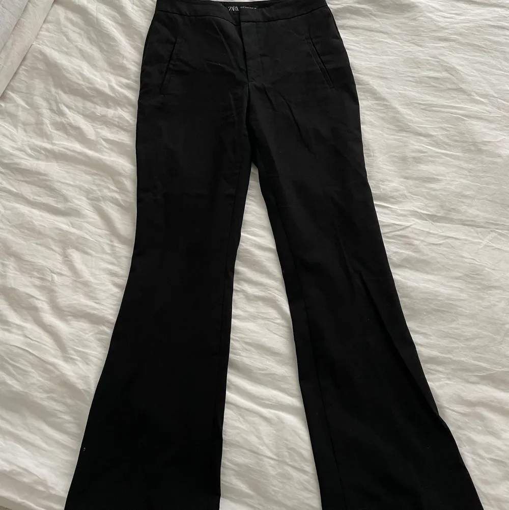 Bootcut kostym byxor från zara i strl XS. Skulle säga att dem är rätt stora i storleken så passar Xs-s och kanske t.o.m en M. Säljer för 100kr+frakt. Jeans & Byxor.