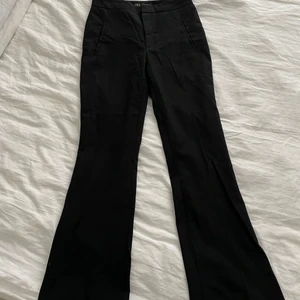 Kostymbyxor bootcut zara - Bootcut kostym byxor från zara i strl XS. Skulle säga att dem är rätt stora i storleken så passar Xs-s och kanske t.o.m en M. Säljer för 100kr+frakt