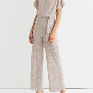 V-ringad jumpsuit - En jumpsuit köpt från hm men ej använd och gjord av mjuk trikå. Skön men passar inte min smak.