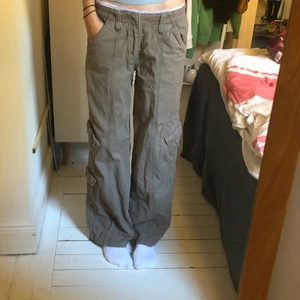 Y2k cargo pants ‼️ - Asss coola y2k Cargo pants från Urban outfitters i strl S, jag är 173! Jag använder knappt dem här längre och jag tror det finns många som letar efter Cargos just nu, så därför kan nån annan få dom Dom har inga skador Original pris: 750kr Frakt tillkommer