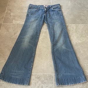 Ursnygga bootcut lågmidjade jeans⚡️ - Urgulliga jätte bootcut lågmidjade jeans köpta secondhand💘Perfekta nu till skolstarten💞Skriv vid intresse eller frågor✨