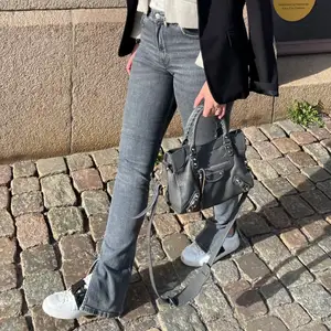 Tänkte sälja dessa fina jeans med slits från zara. Finns lite slitningar längs ner på byxan då dom är ganska långa, men inget man tänker på (se bild 3). 