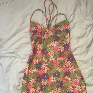 Sommar klänning  - Färgglad sommarklänning från Bershka. Storlek S🌼