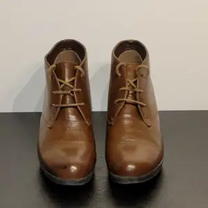 Vintage bruna läderklackar i storlek 38 1/2. Har några svarta fläckar som säkert går att tvätta bort. Cottage core och picknick vibes.