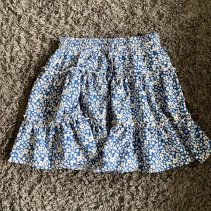 Blå kjol - En blå kjol med blommor på