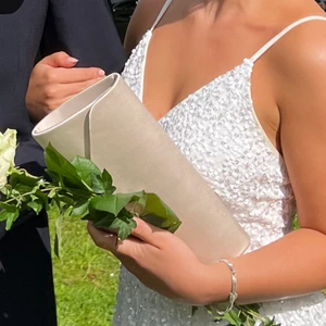 Kuvertväska  - Säljer beiga väska som jag hade till balen. Bra storlek och går att hänga över axeln.