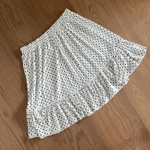 Prickig kjol med volang - Söt kjol, faller fint på!🌟