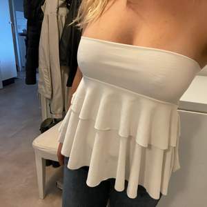 söt liten vit kjol med volanger storlek S kan användas som topp pxå 