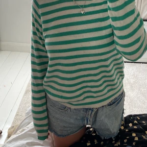 Stickad tröja - Jätte fin stickad tröja från zara. Köpt för 560 säljer för 250! Passar mig som vanligt vis är s!