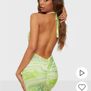 Klänning med låg rygg - Klänning med låg rygg från Nelly. Tyvärr för liten för mig, därav endast testad. 