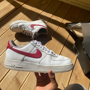 Air Force 1 - Air force 1 storlek 44. Skorna är väldigt beat men box finns kvar. MEETUP I STOCKHOLM ELLER FRAKT 