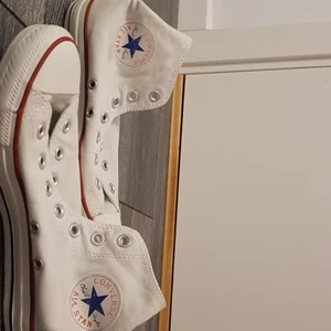 Converse skor strlk 39♡ - Dom e lite smutsiga men inte så bara lite strlk 39 gjorde i china OBS! Dom kmr utan skor snören dem e äkta.