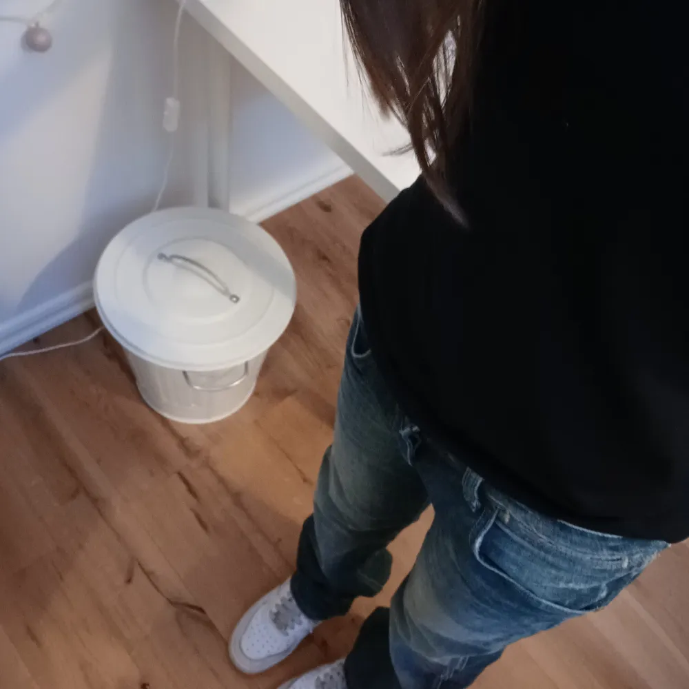 Snygga Lågmidjade Wrangler jeans i storlek 26/32. Jag är runt 160cm och jeansen går ända ner till golvet för mig så de passar någon runt 160-170 beroende hur långt man vill att dom ska sitta på en💗Säljer vid bra bud och köparen står för frakten!💗💗. Jeans & Byxor.