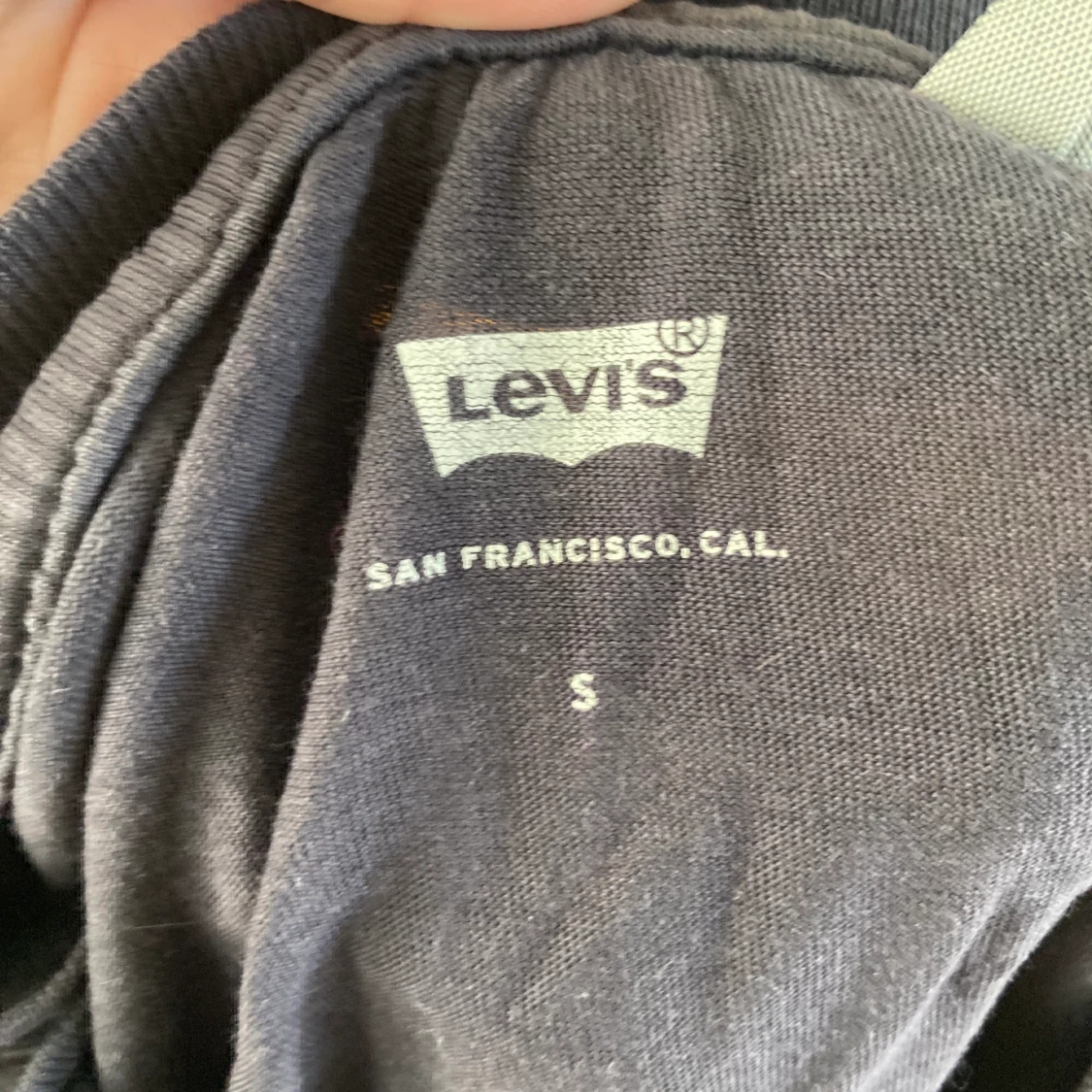 Navy blå Levis tröja med regnbågstryck - 90