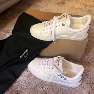 Zadig & Voltaire skor - Nästan helt nya skor som jag använt ett fåtal gånger. Små slitningar som knappt syns. Helt slutsålda. Nypris 2700kr💕 säljer för 2000kr, pris kan diskuteras 