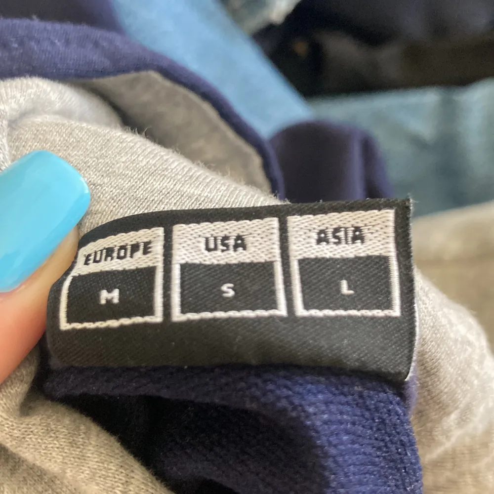En mörkblå Hummel hoodie i storlek m bra passform inte jätte tjock material men väldigt mysig (frakt ingår inte). Hoodies.