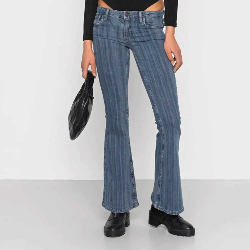 köpare står för frakt 💕 nypris: 700kr. Jeans & Byxor.